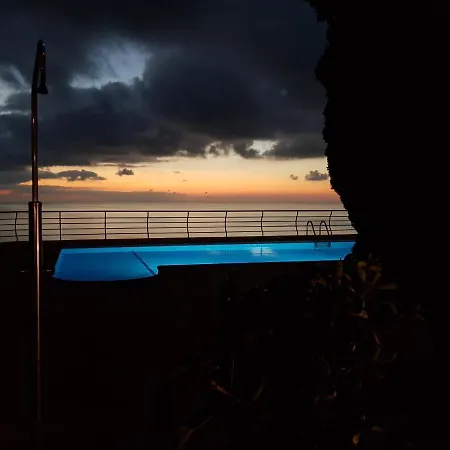 Secluded Sunset On Cliff & 180 Degree Ocean Views Villa *