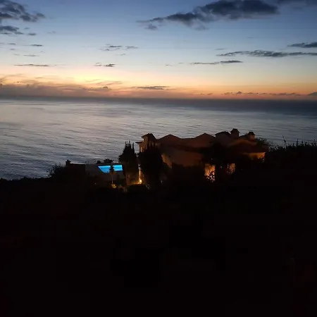 Secluded Sunset On Cliff & 180 Degree Ocean Views Villa
