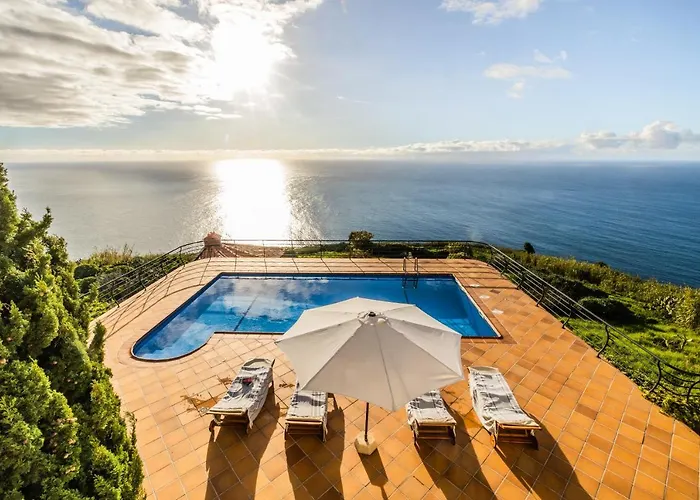 Secluded Sunset On Cliff & 180 Degree Ocean Views Villa