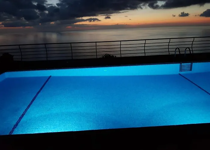 Secluded Sunset On Cliff & 180 Degree Ocean Views