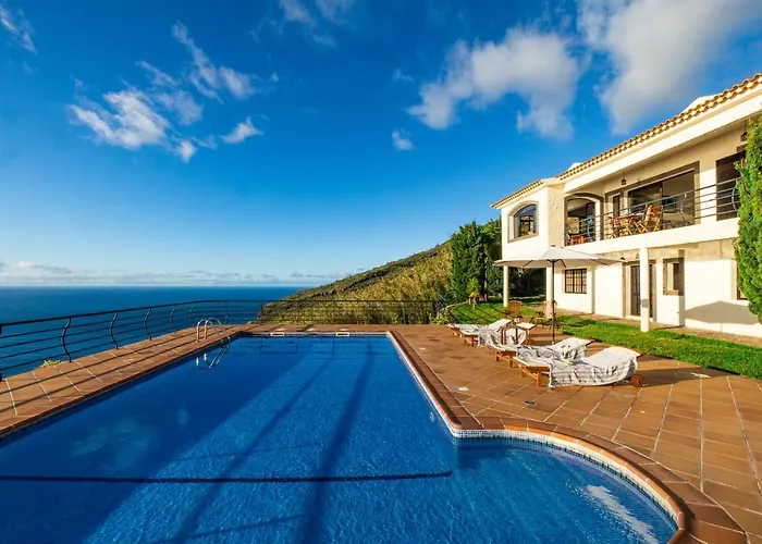 Secluded Sunset On Cliff & 180 Degree Ocean Views Villa