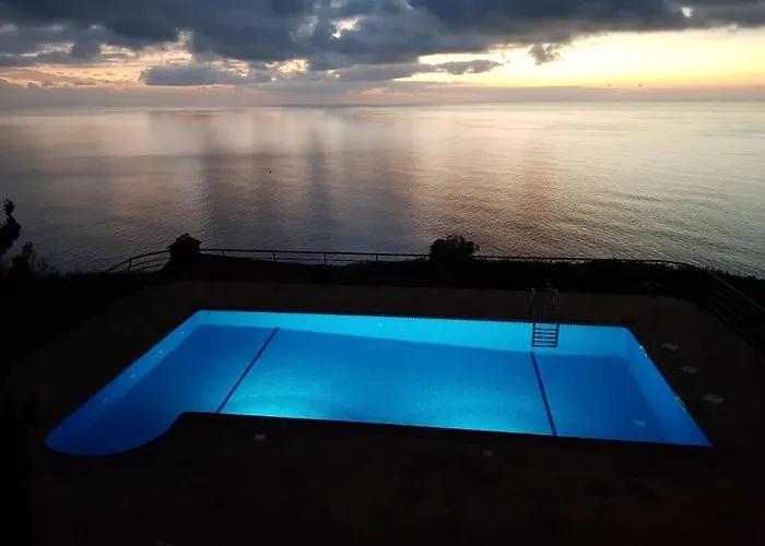 Secluded Sunset On Cliff & 180 Degree Ocean Views * Fajã da Ovelha