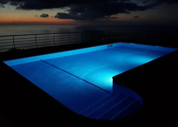 Secluded Sunset On Cliff & 180 Degree Ocean Views