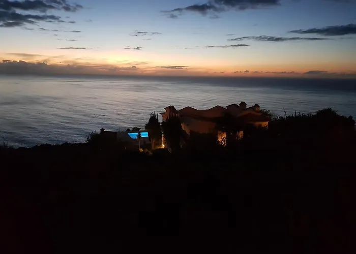 Secluded Sunset On Cliff & 180 Degree Ocean Views Villa