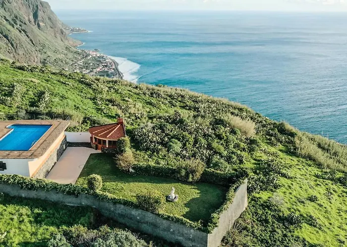 Secluded Sunset On Cliff & 180 Degree Ocean Views Villa